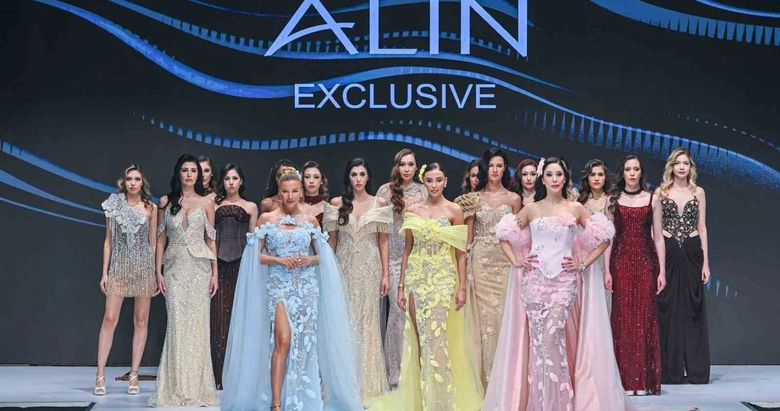 Mankenlerden ortak mesaj: Bayrak kutsaldır