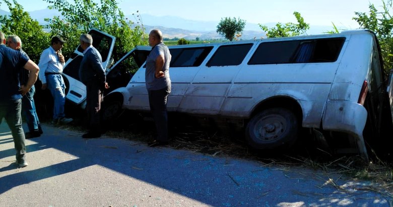 İşçi taşıyan servis devrildi: 6 yaralı var