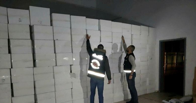 İzmir’de dev operasyon! Bakan açıkladı: 1 milyon 472 bin adet kaçak sigara ve 12 milyon 100 bin adet makaron ele geçirildi