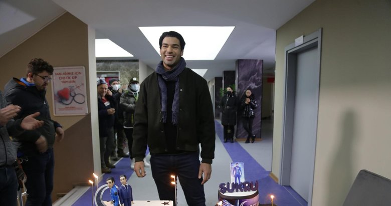 Akıncı dizisinin yıldızı Şükrü Özyıldız’a dizi setinde doğum günü sürprizi