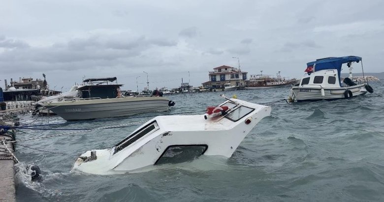 İzmir fırtınayla boğuşuyor: Dev dalgalar tekneyi batırdı!