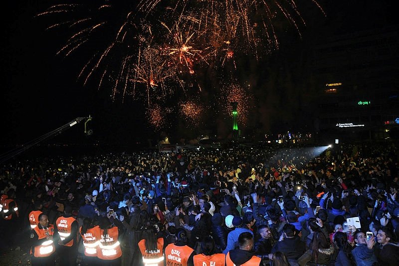 İzmir’de yeni yıl çoşkusu