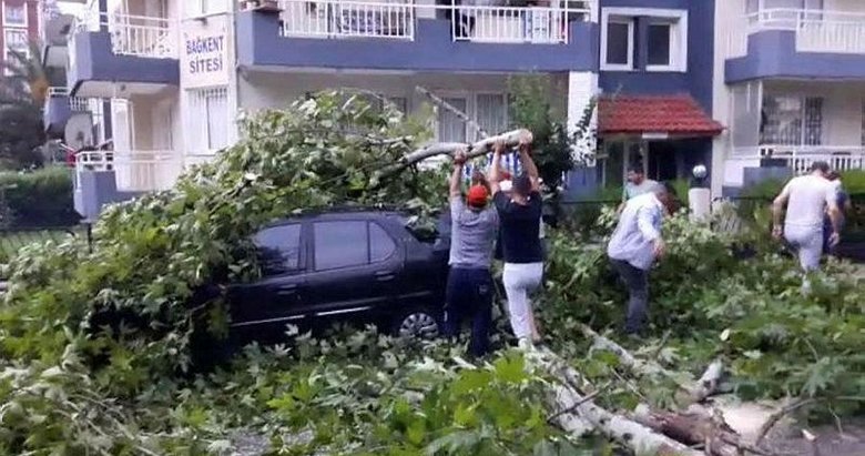 Manisa’yı fırtına vurdu! Şiddetli rüzgar Selendi’de cami minaresini devirdi