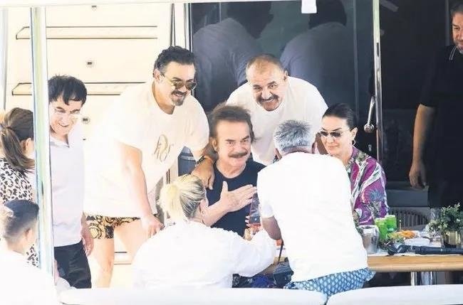 Orhan Gencebay 80’inci yaşını denizde kutladı