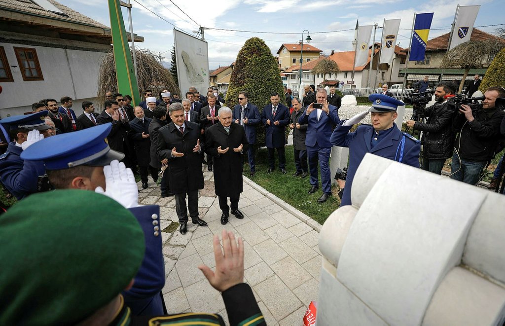 Başbakan Binali Yıldırım Bosna Hersek’in ilk Cumhurbaşkanı İzzetbegoviç’in kabrini ziyaret etti