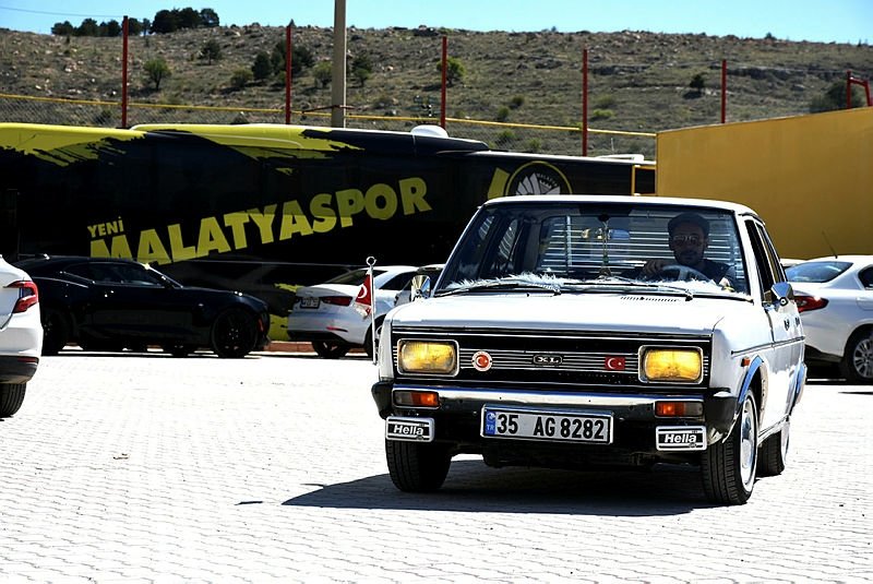 Evkur Yeni Malatyasporlu Rahman’ın eski model arabasına büyük ilgi