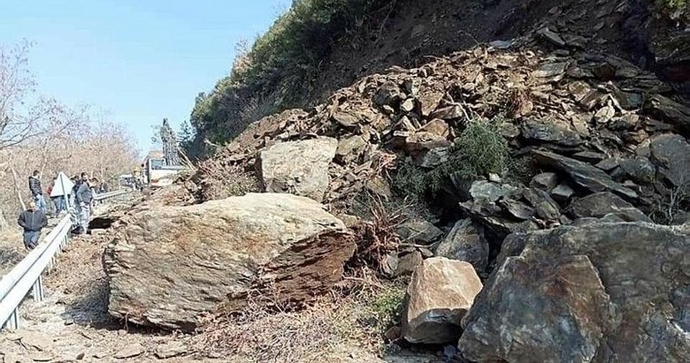 Denizli - Babadağ yolunda faciadan dönüldü! Heyelan yolu kapattı