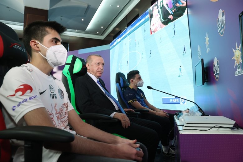 Başkan Erdoğan e-Spor turnuvasının final maçını izledi