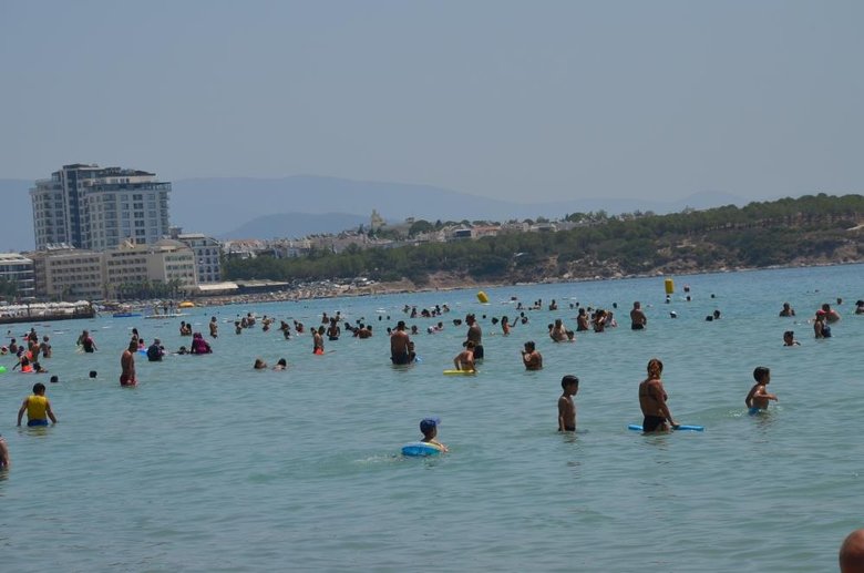Didim’de sıcak hava bunalttı, plajlar doldu taştı