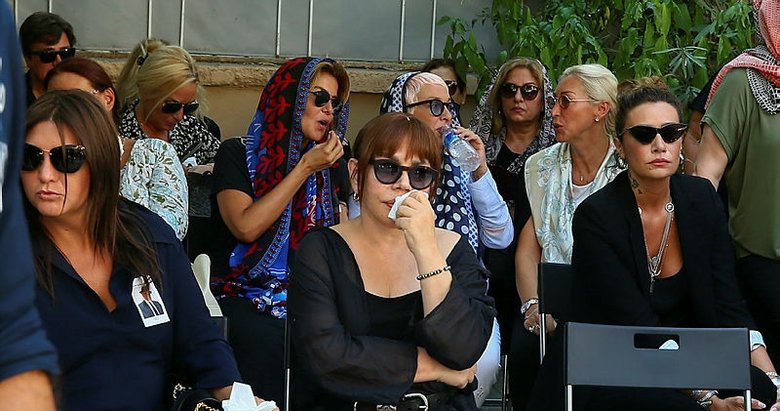 Sezen Aksu, babasını son yolcuğuna uğurladı