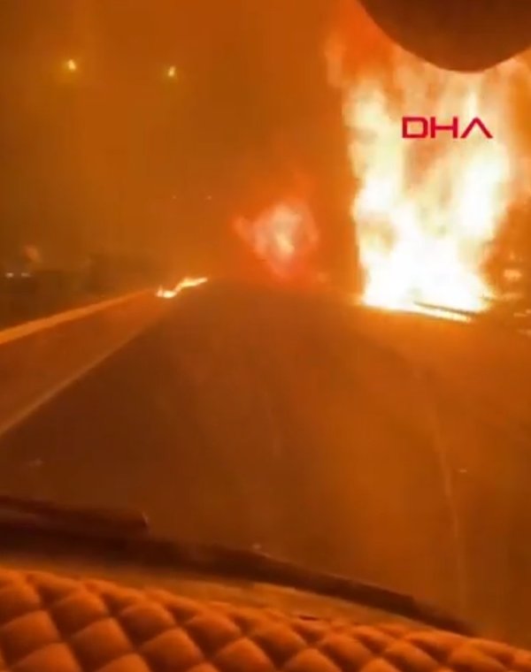 son-dakika-buca-yangininda-yolcu-otobusu-alevlerin-icinden-gecti-iste-dehset-anlari-1751615320547.jpg