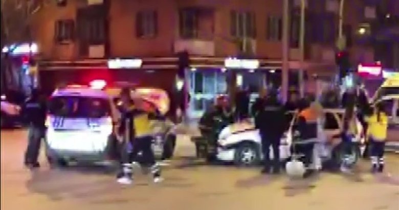 Otomobil polis otosuna çarptı: 2’si polis 3 yaralı