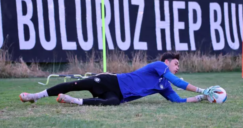 Altay’da kaleci Ulaş’tan büyük özveri: Sahaya iğne ile çıktı!