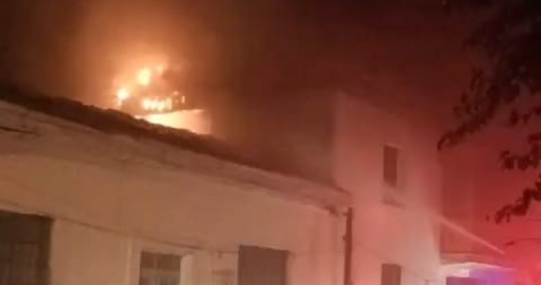 Milas’ta korkutan anlar! Evin çatısına yıldırım düştü