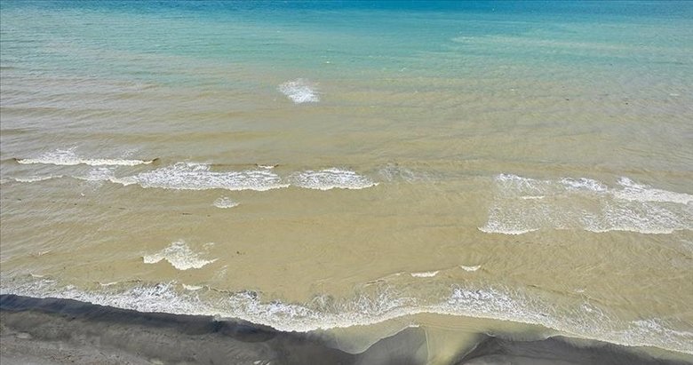 Karadeniz’de sağanak yağış sonrası deniz kahverengi oldu!