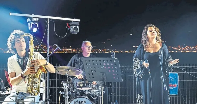 İzmir Marina’da rebetika rüzgârı