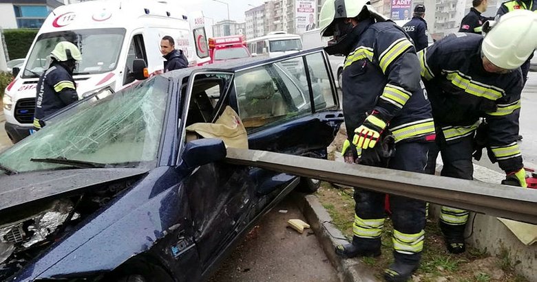 Denizli’de otomobili delip içeri giren demir bariyer, sürücünün karnına saplandı