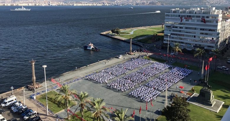 İzmir’de “İstiklal İçin Kararlılık Yürüyüşü
