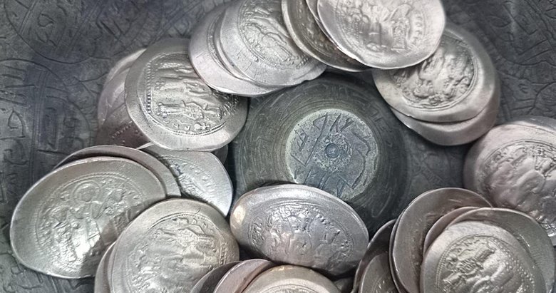 Çanakkale’de tarihi eser operasyonu! 49 sikke ve 6 şifa tası ele geçirildi