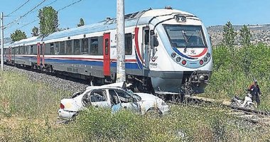 Tren otomobile çarptı: 1 kişi hayatını kaybetti