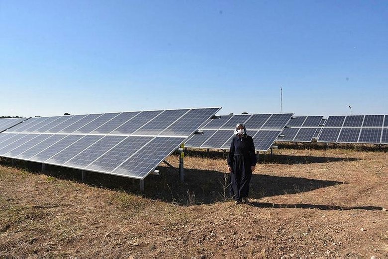 Eşinin hayalini 20 yıl sonra gerçekleştirdi: 300 evin elektriğini üretiyor