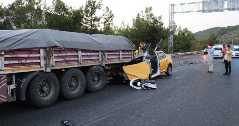İzmir’de korkunç kaza! Taksinin TIR’a çarpması sonucu....