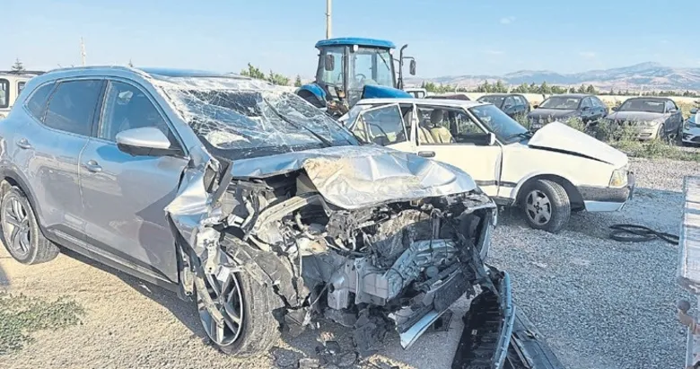 İki aracın kafa kafaya çarpıştığı kazada 1 kişi öldü