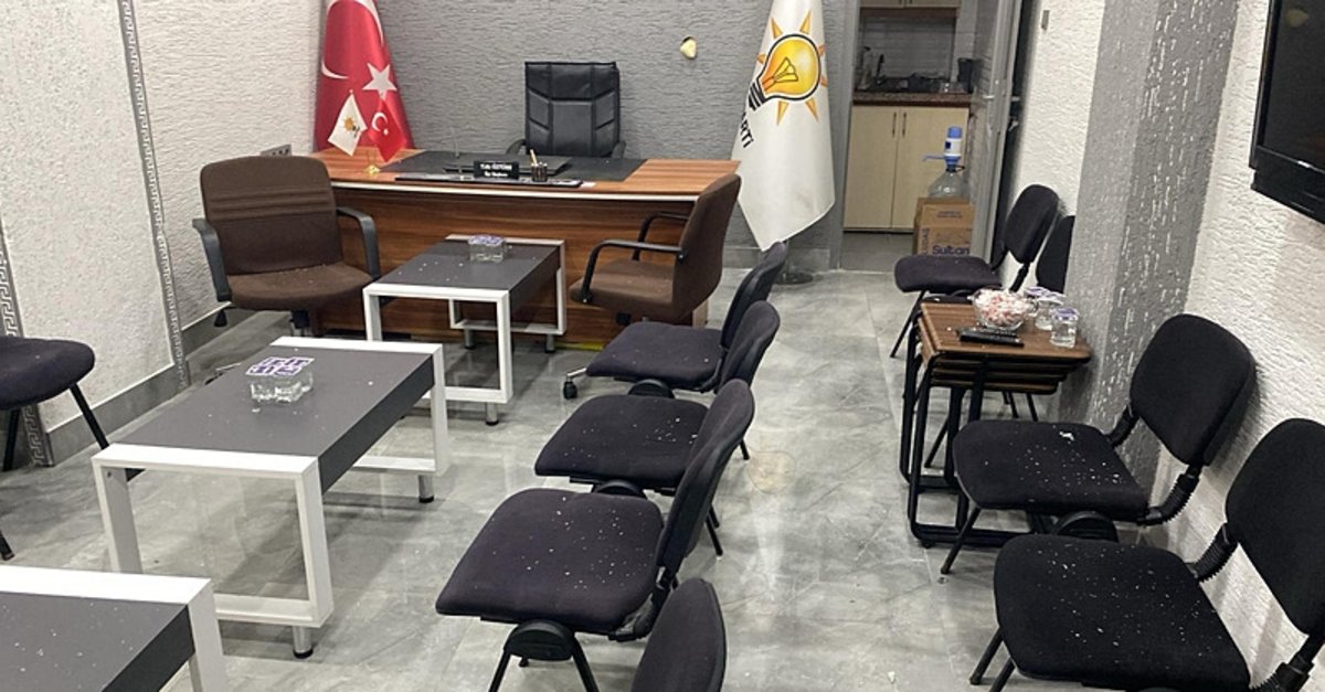 Balıkesir'de AK Parti binasına taşlı saldırı!