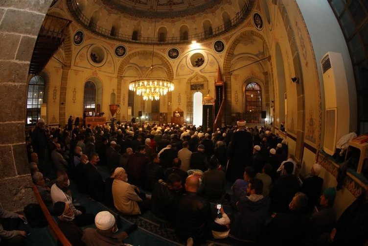 Cuma namazı saatleri 22 Mart! İzmir’de cuma namazı saat kaçta?