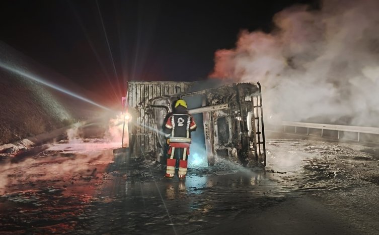 Balıkesir’de devrilen kamyondan çıkan yangın ormana sıçradı