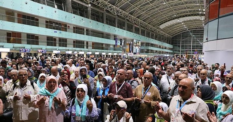 Hacı adayları İzmir’den yola çıktı! Kutsal topraklara böyle uğurlandılar