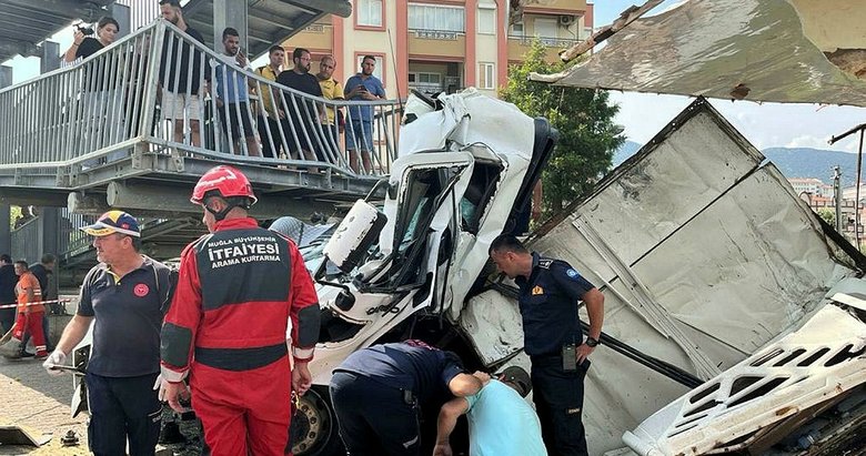 Üst geçide çarpan TIR’ın sürücüsü yaşamını yitirdi