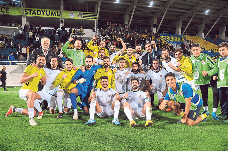 Menemenspor yeni başkandan gol yedi! Şampiyonluğa koşan takım aç kaldı!