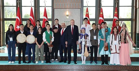 Başkan Erdoğan Külliye’de çocuklarla kabul etti