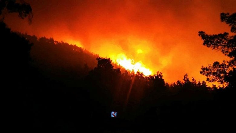 Marmaris’te gökyüzü kızıla boyandı! İzmir’den destek ekipleri gönderildi