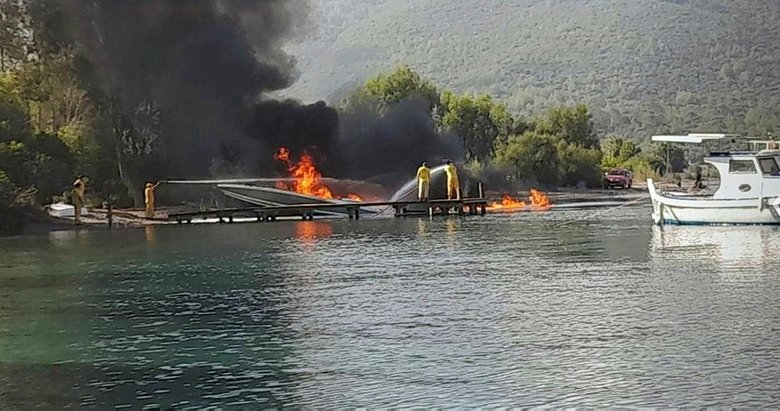 Marmaris’te sürat teknesi yangını! Orman işçileri yardıma koştu