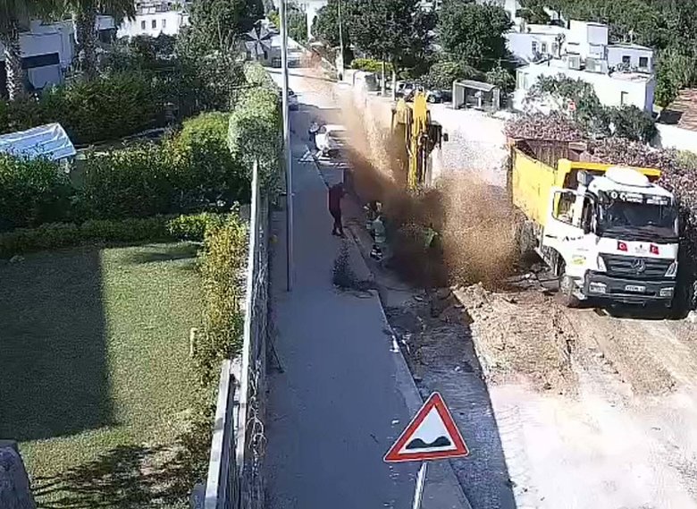 Bodrum’da isale hattı patladı: 9 evi su bastı, otomobiller hasar gördü