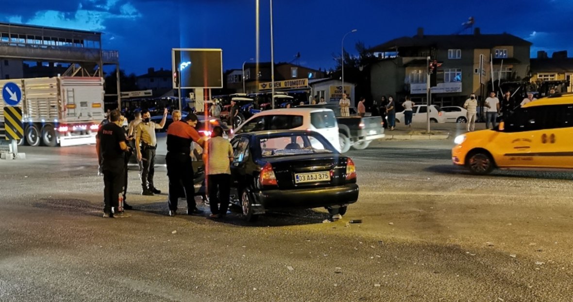 afyonkarahisar da trafik kazasi 5 yarali