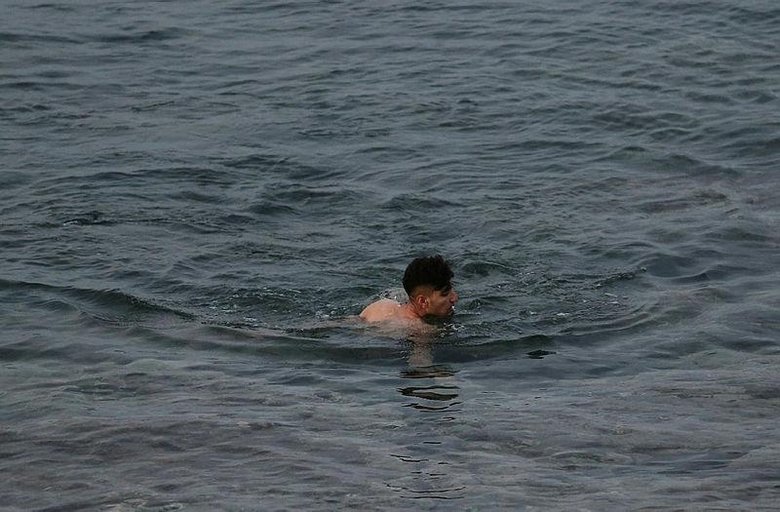 Batmak üzere olan göçmen botu böyle kurtarıldı