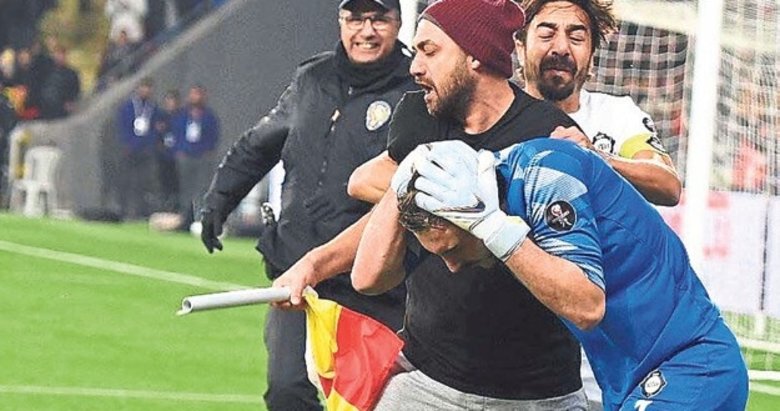 Kaleciye saldıran taraftara beraat