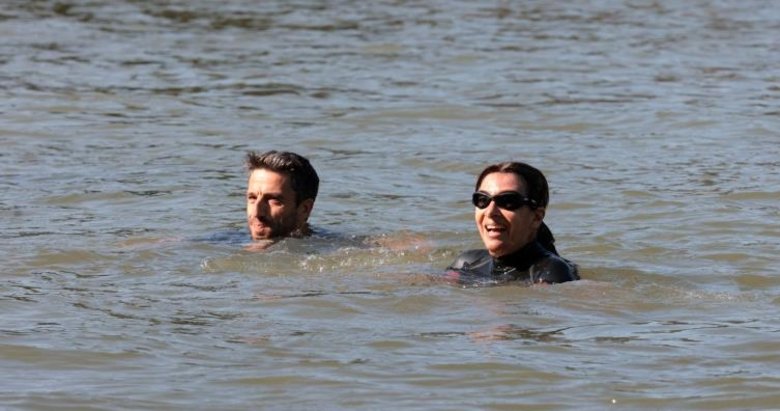 Paris Belediye Başkanı, kirliliğiyle gündeme gelen Sen Nehri’nde yüzdü