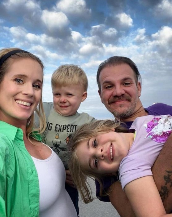 Tolga Karel babasının cenazesinde yoktu! Ama arkasında bırakıp gittiği oğlu oradaydı