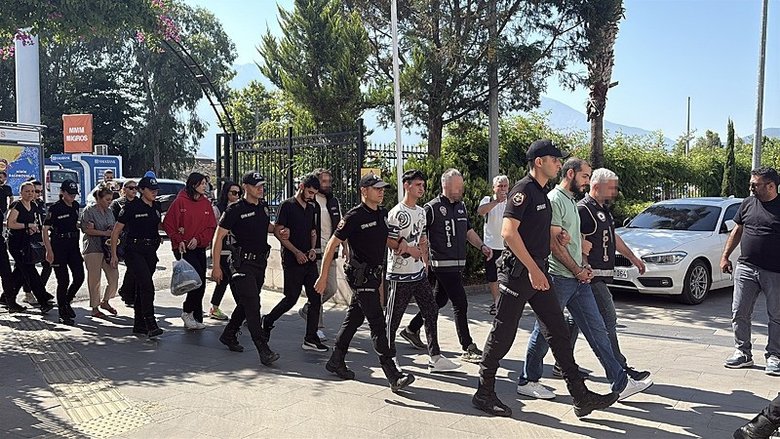 muglada-daltonlar-ve-casperlar-operasyonu-es-zamanli-baskinlarda-cok-sayida-gozalti-var-1781274233302.jpeg