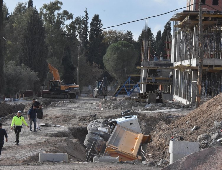 İzmir’de Ege Üniversitesi Kampüsü’ndeki yurt inşaatında zemin çöktü! Faciadan dönüldü