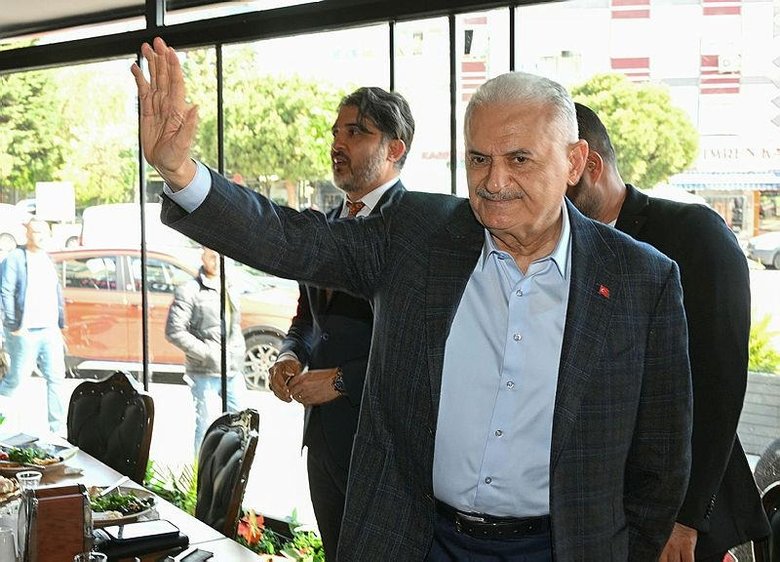 Binali Yıldırım İzmir'de muhtarlar ve sivil toplum kuruluşu üyeleriyle buluştu.