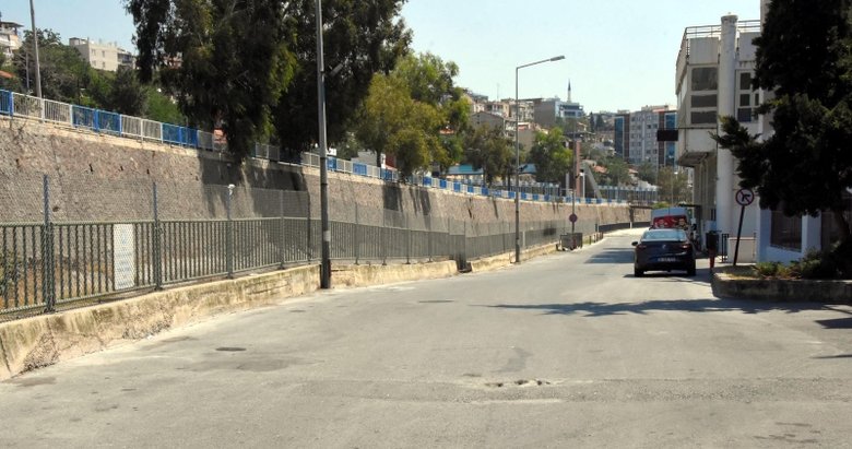 Izmir De Igrenc Olay Ise Giden Kadinin Yolunu Kesip Cinsel Saldiriya Kalkisti