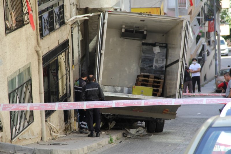 İzmir’de ortalığı savaş alanına çeviren kaza! Freni boşalan kamyon doğalgaz borusuna çarptı