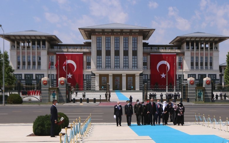 Son dakika: Başkan Erdoğan’dan 15 Temmuz Anıtı’na çelenk