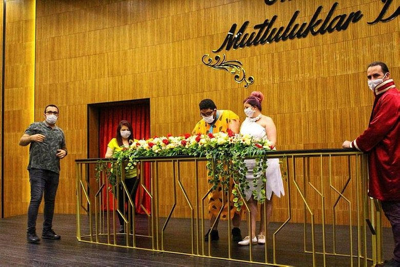 Denizli’den renkli görüntü! Nikahta ‘Taş Devri’ karakterlerinin kostümlerini giydiler