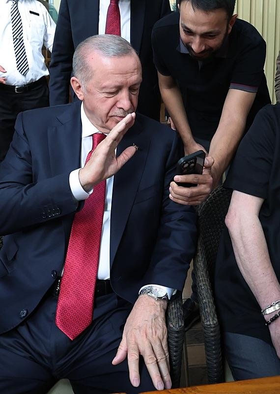 Başkan Erdoğan, pastanede vatandaşlarla sohbet etti